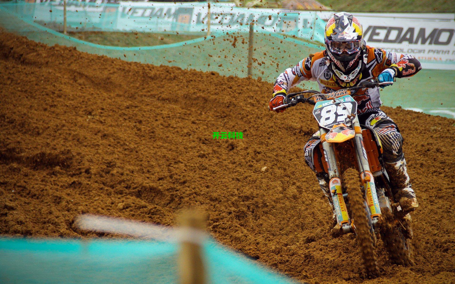 中国蝶泳新星闪耀国际赛场,破纪录摘金创历史